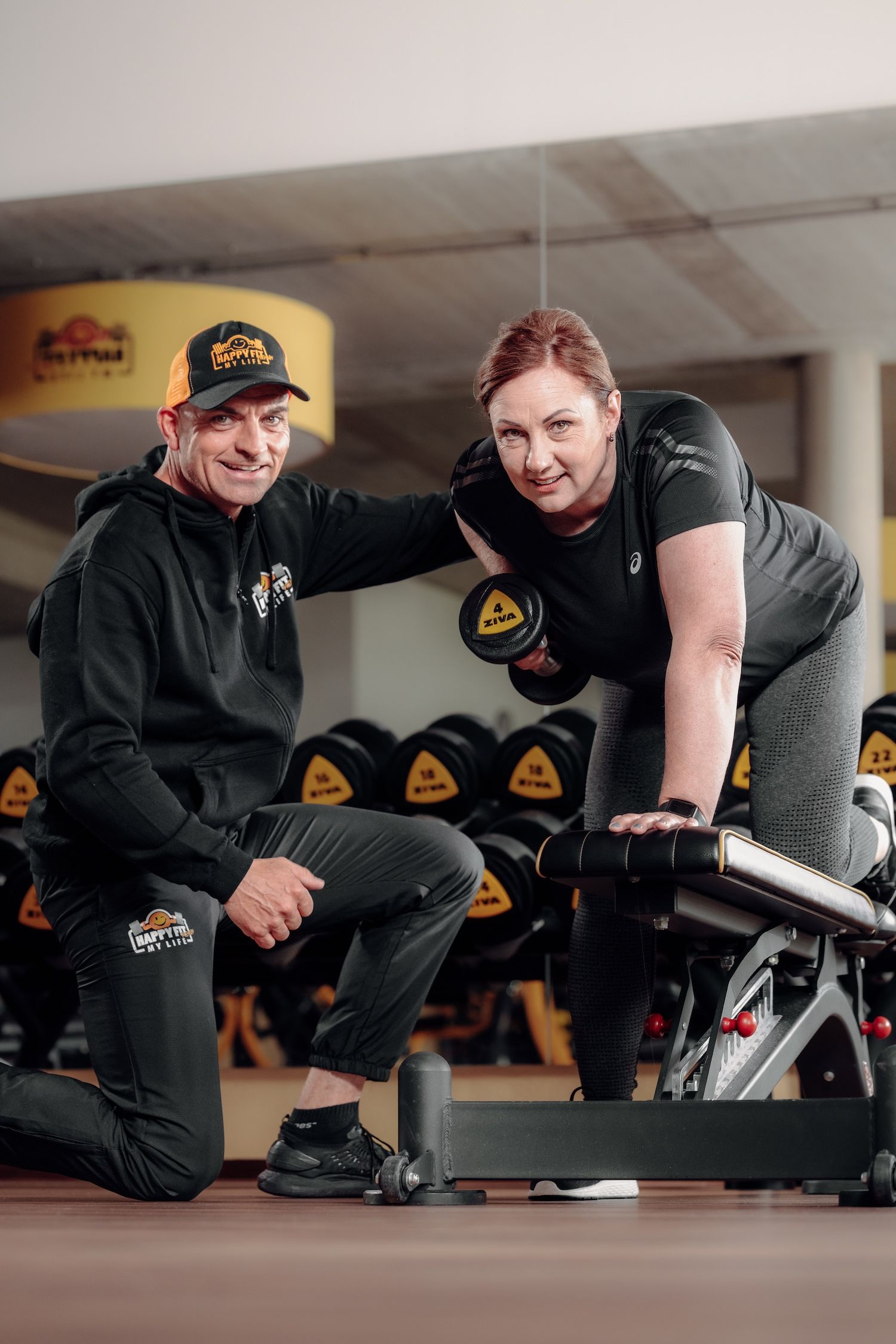 HappyFit CEO Sven Decker hilft beim Training